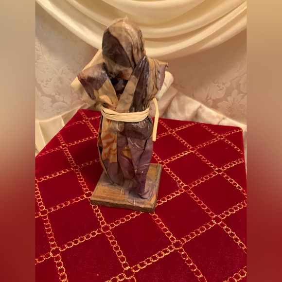 FOLK ART SCULPTURE FIGURINE - Picture 4 of 6